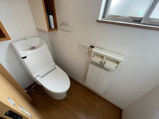 中古戸建・中古住宅　郡山市大槻町下町東　大槻小学校・大槻中学校のトイレ|収納豊富なトイレ。小窓もついているので換気採光◎収納も◎