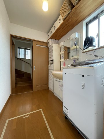 中古戸建・中古住宅　郡山市大槻町下町東　大槻小学校・大槻中学校の独立洗面台|広めで解放感のある洗面所。バスルームとも段差が無いので、小さなお子様にも安心の間取り♪