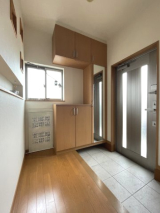 中古戸建・中古住宅　郡山市大槻町下町東　大槻小学校・大槻中学校の玄関|明るい玄関♪シューズボックスにはご家族の靴がたっぷり入ります。