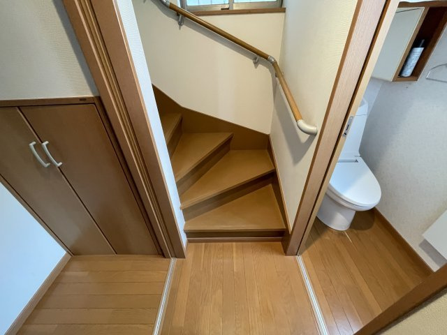 中古戸建・中古住宅　郡山市大槻町下町東　大槻小学校・大槻中学校の内装|階段下収納もあり♪
