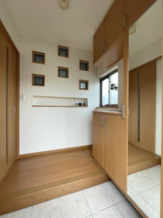 中古戸建・中古住宅　郡山市大槻町下町東　大槻小学校・大槻中学校の玄関|ニッチへお好きな小物を配置する事で、玄関ドアを開ける度にお気に入りの空間が待っています♪ニッチ上の小窓もお洒落空間を演出。