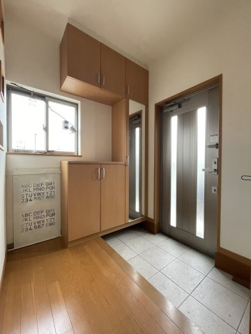 中古戸建・中古住宅　郡山市大槻町下町東　大槻小学校・大槻中学校の玄関|明るい玄関♪シューズボックスにはご家族の靴がたっぷり入ります。
