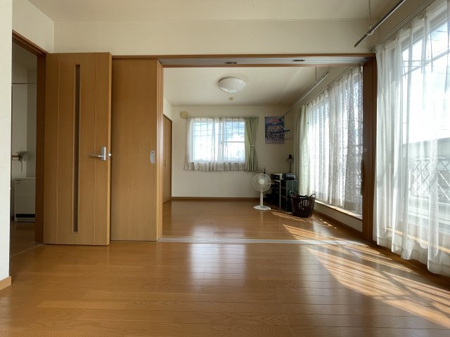 中古戸建・中古住宅　郡山市大槻町下町東　大槻小学校・大槻中学校の洋室|2階洋室は各部屋二面採光。扉を開けて2部屋を繋げて広々と使用することも可能です(^^)/