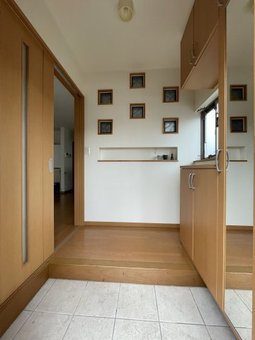 中古戸建・中古住宅　郡山市大槻町下町東　大槻小学校・大槻中学校の玄関|ニッチへお好きな小物を配置する事で、玄関ドアを開ける度にお気に入りの空間が待っています♪ニッチ上の小窓もお洒落空間を演出。