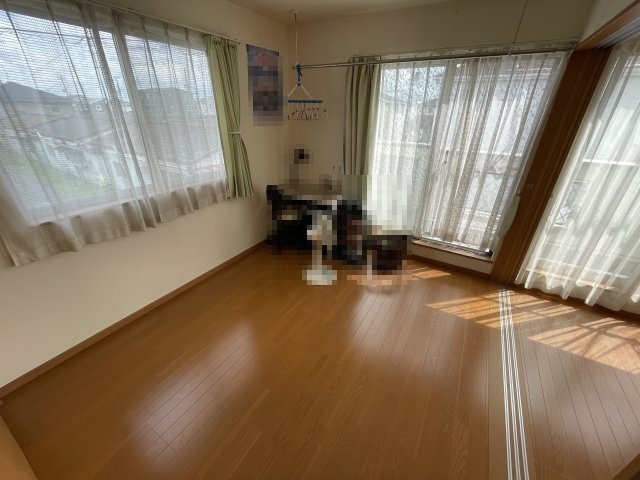 中古戸建・中古住宅　郡山市大槻町下町東　大槻小学校・大槻中学校の洋室|大きな窓が二面あり、とても明るい2階の居室！