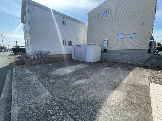 中古戸建・中古住宅　郡山市大槻町下町東　大槻小学校・大槻中学校の駐車場|駐車場は並列で3台可能です！大型物置は移動致しますので、引渡し時は無しとなります。