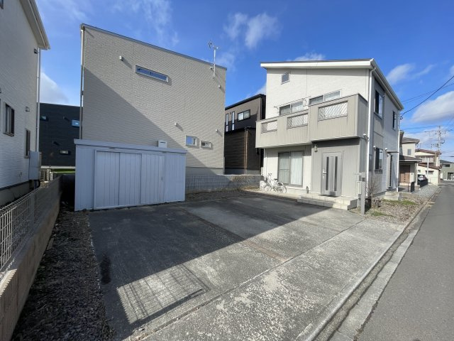 中古戸建・中古住宅　郡山市大槻町下町東　大槻小学校・大槻中学校の前面道路含む現地写真|駐車場は並列で3台可能です！