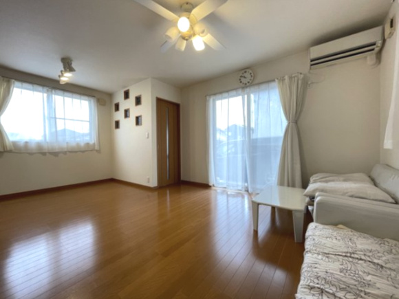 中古戸建・中古住宅　郡山市大槻町下町東　大槻小学校・大槻中学校の居間・リビング|三面採光で明るく風通しの良いリビング。気持ちよくご家族の時間をお過ごし頂けます♪