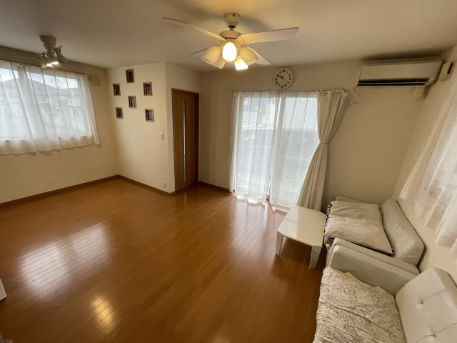 中古戸建・中古住宅　郡山市大槻町下町東　大槻小学校・大槻中学校の居間・リビング|三面採光で明るく風通しの良いリビング。気持ちよくご家族の時間をお過ごし頂けます♪