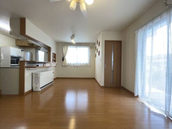 中古戸建・中古住宅　郡山市大槻町下町東　大槻小学校・大槻中学校の居間・リビング|対面キッチンにてリビングにいるご家族とコミュニケーションを取りながらお料理を作れる楽しい空間です(^^)/