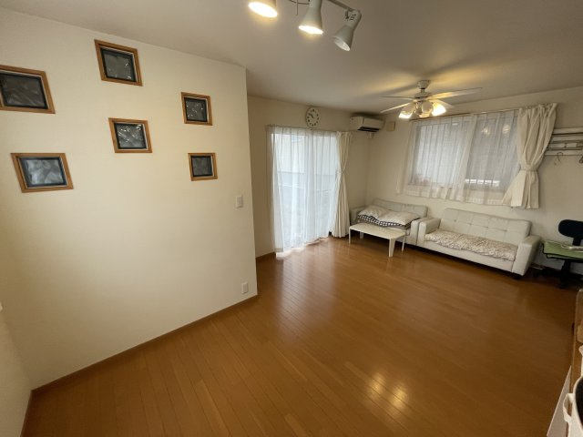 中古戸建・中古住宅　郡山市大槻町下町東　大槻小学校・大槻中学校の居間・リビング|対面キッチンにてリビングにいるご家族とコミュニケーションを取りながらお料理を作れる楽しい空間です(^^)/
