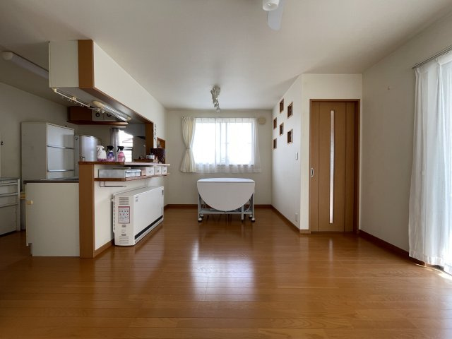 中古戸建・中古住宅　郡山市大槻町下町東　大槻小学校・大槻中学校の居間・リビング|対面キッチンにてリビングにいるご家族とコミュニケーションを取りながらお料理を作れる楽しい空間です(^^)/