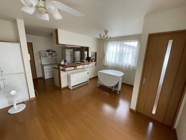 中古戸建・中古住宅　郡山市大槻町下町東　大槻小学校・大槻中学校の居間・リビング|必ずリビングを通る間取りなので家族とのコミュニケーションがとりやすいご自宅です！