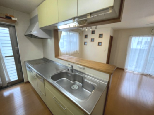 中古戸建・中古住宅　郡山市大槻町下町東　大槻小学校・大槻中学校のキッチン|収納豊富な対面キッチン。オール電化住宅でお掃除簡単IHコンロ。