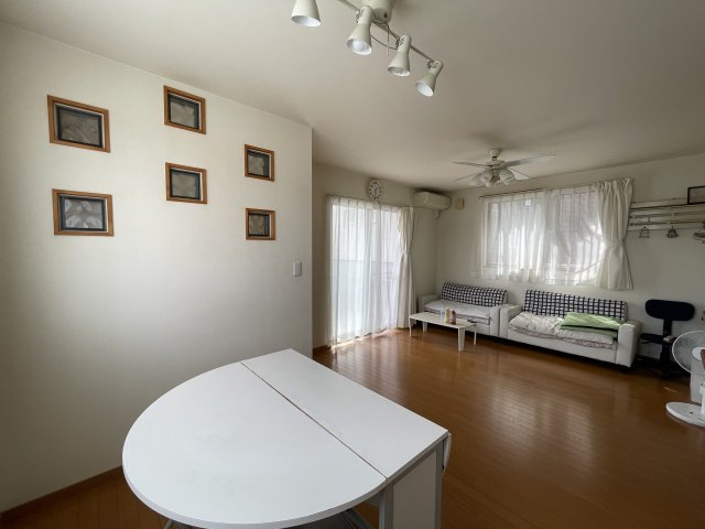 中古戸建・中古住宅　郡山市大槻町下町東　大槻小学校・大槻中学校の居間・リビング|玄関からも採光が取れる小窓が可愛らしいリビング♪
