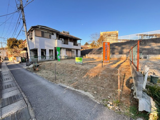 【前面道路含む現地写真】 | 住環境良好なエリアに位置する、マイホームに適した売地です。弊社は売買・建築・リフォームまで幅広く対応する総合不動産会社です。不動産の事なら全て弊社にお任せください！
