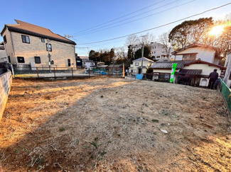 【前面道路含む現地写真】 | 忙しく過ぎゆく日常を置き去るほど、ゆったりした時間が流れる住環境♪♪『快適』は「家」と「街」と「環境」が調和した時に訪れるだと改めて感じさせてくれます。時間の経過と共に味わいが出る素敵な空間へ！！