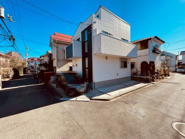 【外観】 | 西東京市下保谷１丁目　中古戸建て | 爽やかな青空のもと豊かな居住性とクオリティが調和します