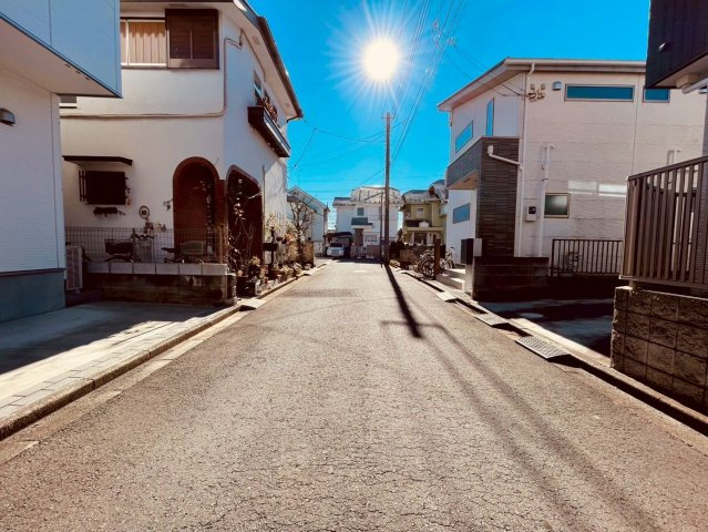 【前面道路含む現地写真】 | 西東京市下保谷１丁目　中古戸建て | 落ち着いた低層住宅街の一角、穏やかな街並みが広がります