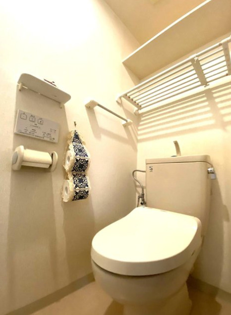 ダイヤパレスつづきの丘のトイレ|全体が白で統一されていて清潔感のあるな印象を与えてくれます。