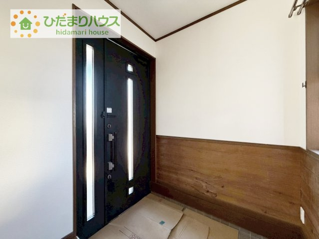 【玄関】 | 常総市内守谷町きぬの里2丁目　中古戸建 | 小窓が付いているドアなので明るいスペースになっています♪