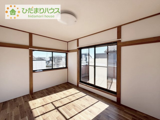 【洋室】 | 常総市内守谷町きぬの里2丁目　中古戸建 | 窓が多く、明るい空間を演出してくれます(*^^*)