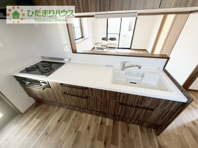 【キッチン】 | 常総市内守谷町きぬの里2丁目　中古戸建 | コンロは嬉しい3口コンロ！シンクはつなぎ目なしでお掃除も簡単です♪