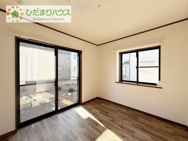 【洋室】 | 常総市内守谷町きぬの里2丁目　中古戸建 | 窓が多く、明るい空間を演出してくれます(*^^*)