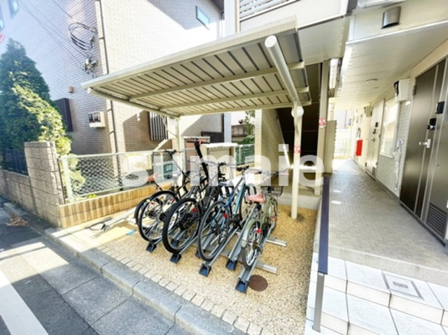 ミランダシンコーポ北与野のその他共用部分|屋根付き駐輪場です。