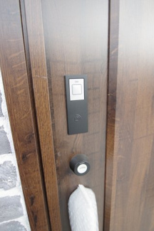 【防犯設備】 | 【仲介手数料無料！！】稲城市坂浜　新築戸建て（全11棟）11号棟　5480万円 | 玄関扉はカード（リモコン）キー対応