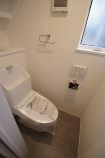 【トイレ】 | 【仲介手数料無料！！】稲城市坂浜　新築戸建て（全11棟）11号棟　5480万円