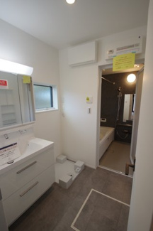 【脱衣所】 | 【仲介手数料無料！！】稲城市坂浜　新築戸建て（全11棟）11号棟　5480万円 | 洗面所