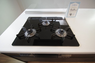 【キッチン】 | 【仲介手数料無料！！】稲城市坂浜　新築戸建て（全11棟）11号棟　5480万円 | ガラストップコンロ