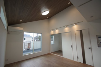 【居間・リビング】 | 【仲介手数料無料！！】稲城市坂浜　新築戸建て（全11棟）11号棟　5480万円 | 勾配天井