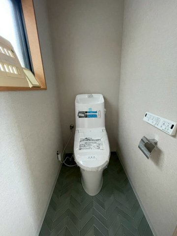 守口市八雲東町2丁目のトイレ|【同社施工例】※類似同仕様です。開口部のデザインや位置等のデザインが異なります。
