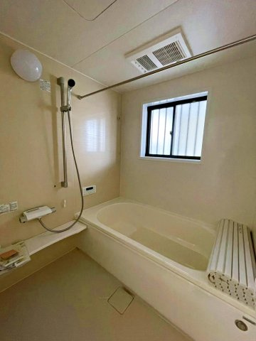 守口市八雲東町2丁目の浴室|【同社施工例】※類似同仕様です。開口部のデザインや位置等のデザインが異なります。
