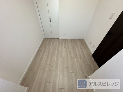 ロイヤルステージ朝霞の洋室|ホワイトを基調とした清潔感のある洋室