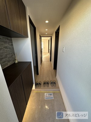 ロイヤルステージ朝霞の玄関|高級感あふれるホテルライクな玄関です。
足元が暗くなりがちな玄関ですが、間接照明であかるく照らします。