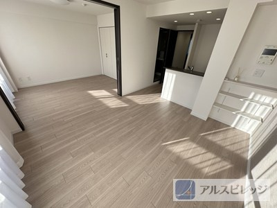 ロイヤルステージ朝霞の居間・リビング|奥行きを感じられる空間です