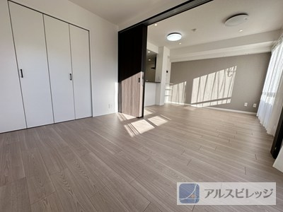 ロイヤルステージ朝霞の洋室|リビング隣の洋室を開放すれば、続き間としてより広々とお使いいただけます
