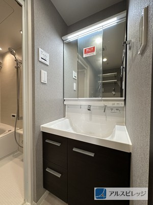 ロイヤルステージ朝霞の独立洗面台|三面鏡付きの洗面化粧台
洗い場がワイドに広く多用途にお使いいただけます