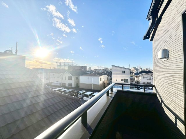 練馬区貫井4丁目　新築戸建のバルコニー|2026.01.26撮影

現地ご見学希望・資料請求などお気軽にお問い合わせ下さい！
03-5990-5201