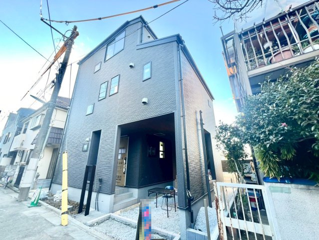 練馬区貫井4丁目　新築戸建の外観|2026.01.26撮影

現地ご見学希望・資料請求などお気軽にお問い合わせ下さい！
03-5990-5201