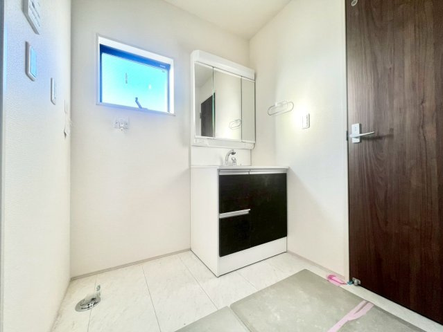 練馬区貫井4丁目　新築戸建の独立洗面台|2026.01.26撮影

現地ご見学希望・資料請求などお気軽にお問い合わせ下さい！
03-5990-5201