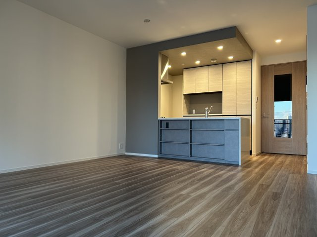 Park Village E棟 13階の居間・リビング|約15畳のリビングダイニングです