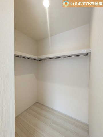 Livele Garden.S　深谷上野台第23の収納|たっぷりの収納力を備えたウォークインクローゼット
たくさん収納できるので季節物やかさばるバッグなども片付きます♪