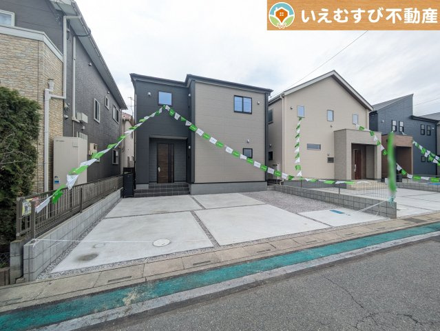 Livele Garden.S　深谷上野台第23の駐車場|並列3台駐車可能なゆとりのカースペース
複数台車をお持ちでも、お友達が遊びに来てもゆとりの駐車スペース！