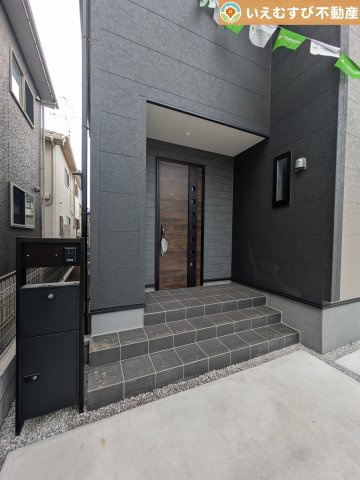 Livele Garden.S　深谷上野台第23のエントランス|落ち着いた色づかいのエントランス
駐車場からアクセスの良いエントランス。雨の日や荷物が多くても安心の動線♪