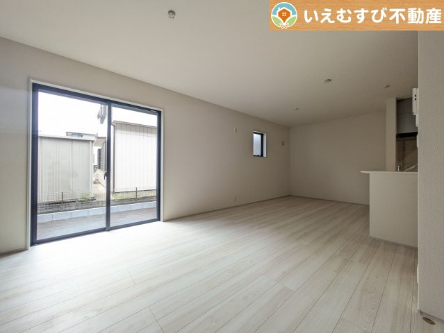 Livele Garden.S　深谷上野台第23の居間・リビング|開放感と家族との距離感にこだわったＬＤＫ
採光たっぷりのリビングで休日には家族みんなでくつろげそうですね♪