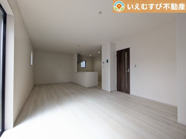 Livele Garden.S　深谷上野台第23の居間・リビング|白を基調にした清潔感溢れる印象のリビングダイニング
白基調なので明るく、広く感じます。どんな家具も合わせやすそうですね！